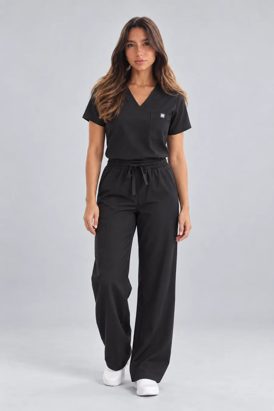 AMANI negro, vista frontal con blusa dentro del pantalón y pierna amplia